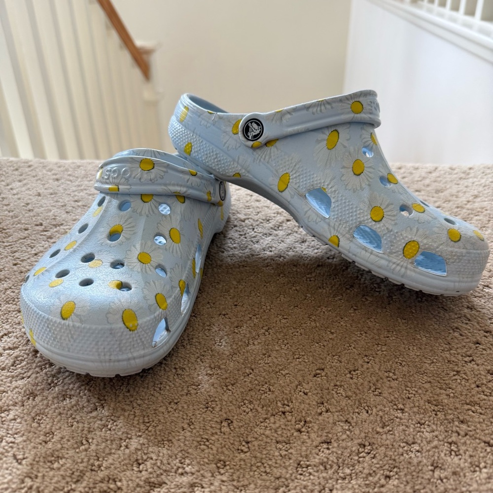 CROCS CLOGS DAISY BLUE size 10